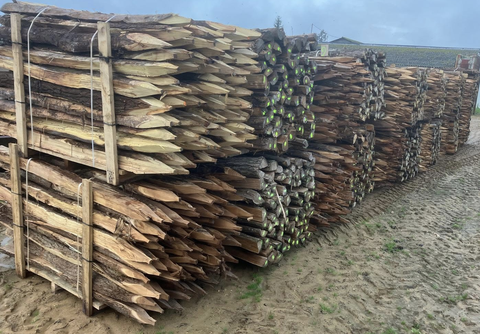 Lots de piquets en bois empilés et prêts à être livrés