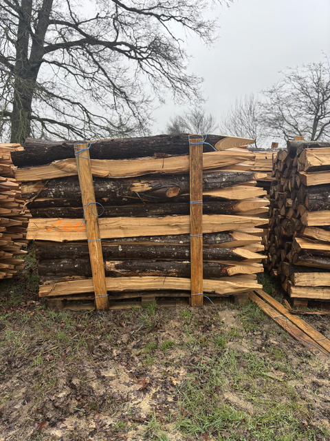 Piquets en bois rangés dans un casier de stockage