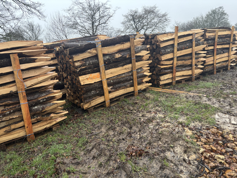 Stock de piquets fendus dans des casiers en extérieur