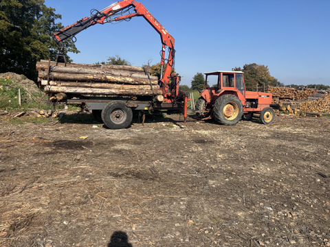 Manutention de grumes à l’aide d’une grue forestière