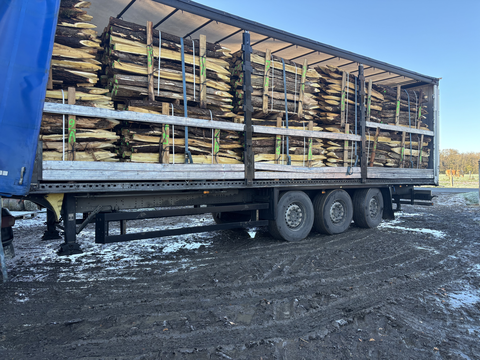 Semi-remorque chargé de lots de piquets en bois